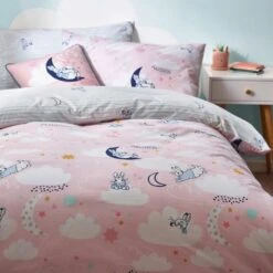 Peter Rabbit™ Sleepy Head Pink Duvet Cover And Pillowcase Set 15 Peter Rabbit™ Sleepy Head Pink Duvet Cover And Pillowcase Set -Home Luxe Studio 30818585 alt01