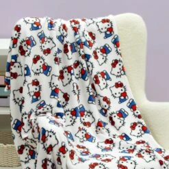 Hello Kitty Heartheld Fleece Blanket 9 Hello Kitty Heartheld Fleece Blanket -Home Luxe Studio 30931046 alt01