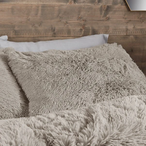 Catherine Lansfield Super Kingsize Cuddly Faux Fur Duvet Cover And Pillowcase Set 4 Catherine Lansfield Super Kingsize Cuddly Faux Fur Duvet Cover And Pillowcase Set - Image 2